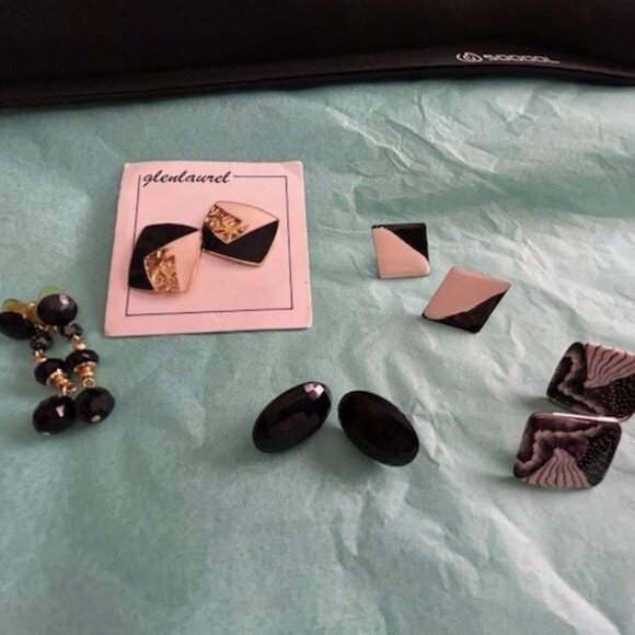 Jewelry - 5 pairs of classic color earrings